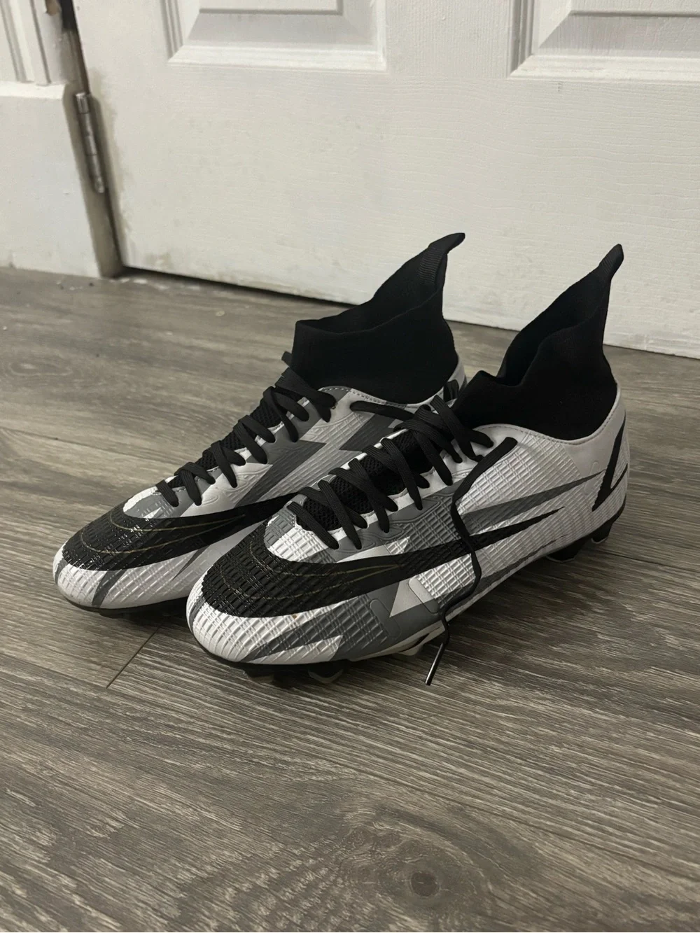 Football/soccer cleats